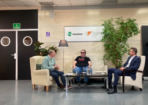 Foto de la charla con Jonathan hablando junto a Ricardo y Tomás